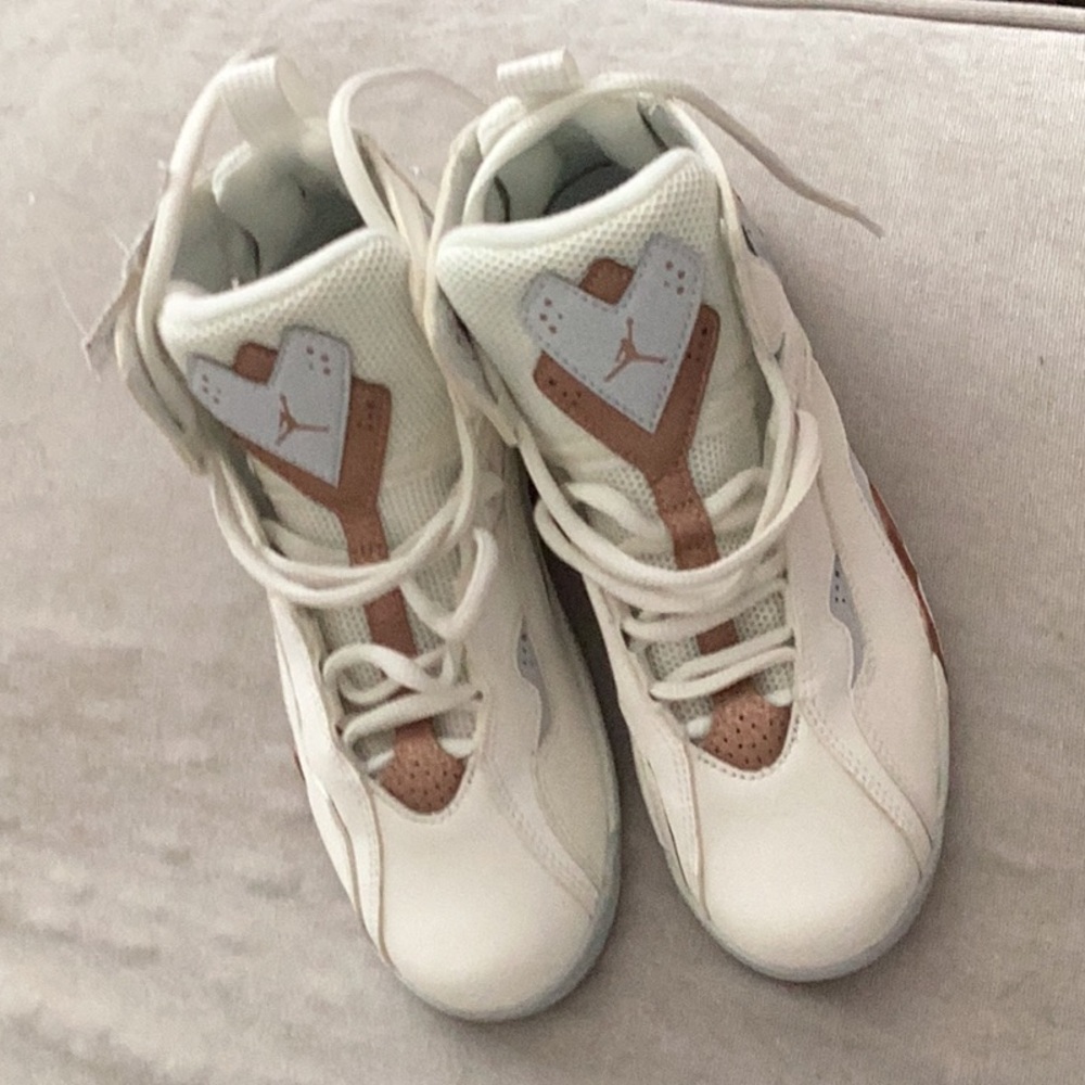 BOYS NEW WITHOUT TAG NIKE AIR JORDAN WHITE AND GOLD SNEAKERS SIZE 2.5 - Picture 2 of 3